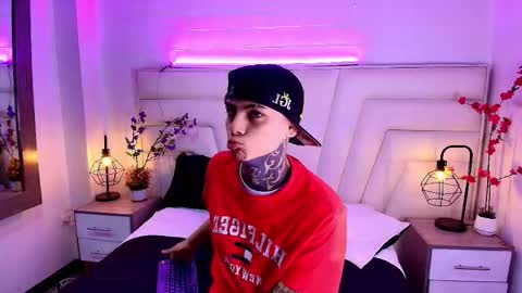 AdamsWalkerr  online show from February 2026 12:32:02 PM