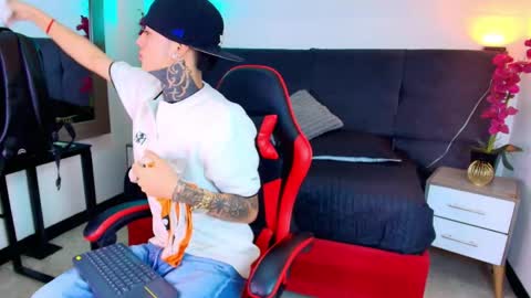 AdamsWalkerr  online show from April 2026 01:17:02 PM