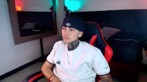 AdamsWalkerr  online show from April 2026 05:30:01 PM