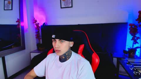 AdamsWalkerr  online show from May 2026 01:05:01 PM
