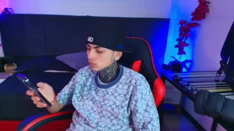 AdamsWalkerr  online show from May 2026 01:18:01 PM