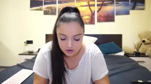 Adellineee online show from November 2025 09:48:02 PM