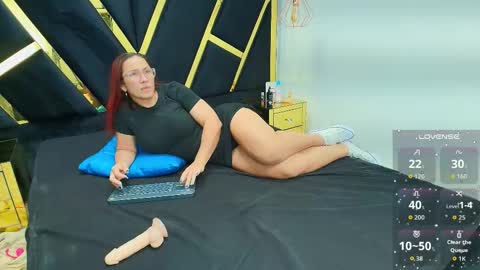 Snapshot of agatha_fit chatting on March 2026 12:44:01 PM AGATHA online show from March 2026 12:44:01 PM