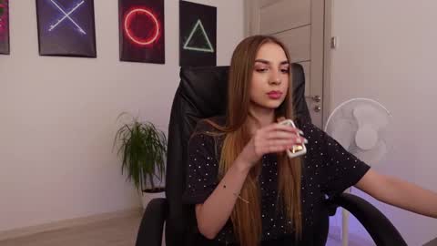 Agelina Lilly Laura online show from February 2025 12:54:01 PM