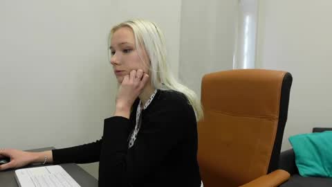 Agelina Lilly Laura online show from April 2026 06:11:02 AM