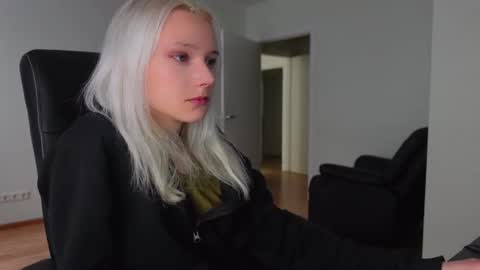 Agelina Lilly Laura online show from May 2026 12:32:01 PM