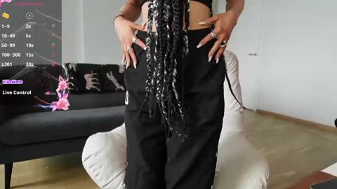 Agelina Lilly Laura online show from May 2026 10:33:01 AM
