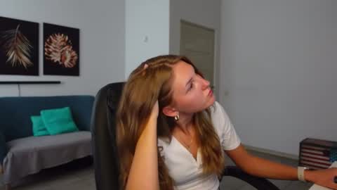 Agelina Lilly Laura online show from August 2026 09:04:01 AM