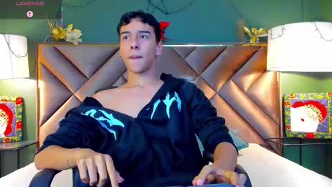 Snapshot of aiden_royce chatting on December 2025 10:05:01 PM aiden_royce online show from December 2025 10:05:01 PM