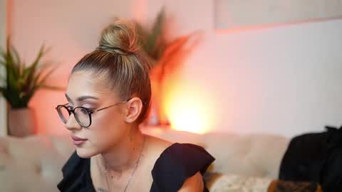Snapshot of aileenaxa chatting on October 2025 06:06:01 PM Aileen online show from October 2025 06:06:01 PM