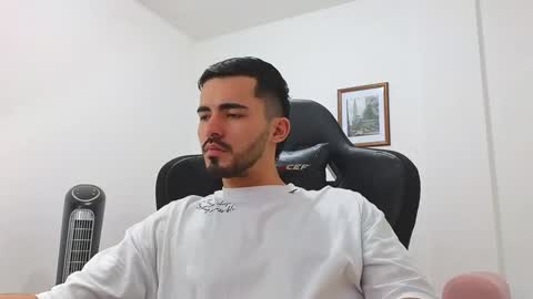 alejandroo_7 online show from January 2025 08:52:02 PM