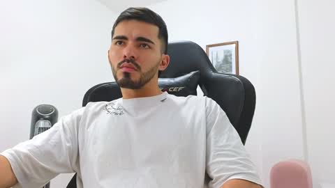 alejandroo_7 online show from January 2025 11:56:01 PM