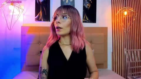 Aleszia online show from November 2025 07:24:02 PM