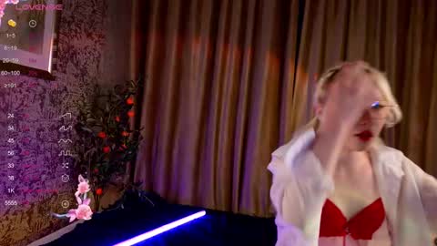 Lola online show from November 2025 03:01:01 PM