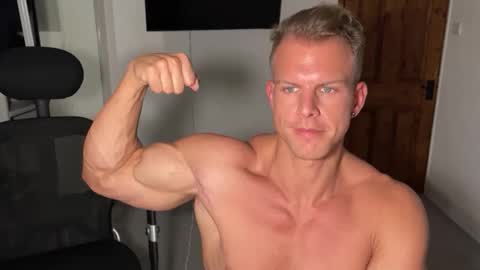 Snapshot of alexandersteelmuscle chatting on October 2025 06:30:01 PM Alexander Steel online show from October 2025 06:30:01 PM