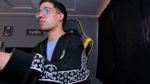 Snapshot of alexgiraldo__ chatting on October 2025 12:13:02 PM alexgiraldo__ online show from October 2025 12:13:02 PM