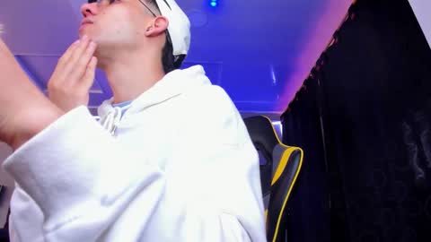 Snapshot of alexgiraldo__ chatting on November 2025 12:15:02 PM alexgiraldo__ online show from November 2025 12:15:02 PM