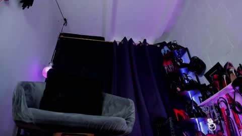 Snapshot of alice_leroy chatting on January 2025 10:29:02 PM Mistress Alice. online show from January 2025 10:29:02 PM