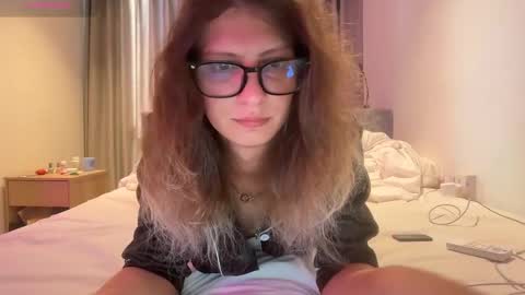 AlicePinkhead online show from April 2026 09:01:01 AM