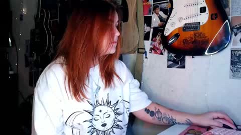 Snapshot of alicewinchesterr chatting on December 2024 01:46:01 PM Alice online show from December 2024 01:46:01 PM