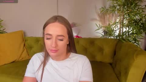 Mia online show from November 2025 02:12:01 AM