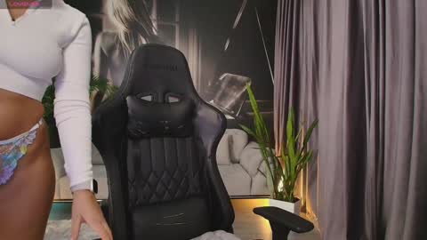 Aliessia online show from October 2025 01:22:01 PM