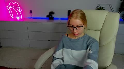 Snapshot of alina__blonde chatting on September 2025 05:44:01 AM Alina online show from September 2025 05:44:01 AM