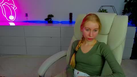 Snapshot of alina__blonde chatting on October 2025 12:11:01 PM Alina online show from October 2025 12:11:01 PM