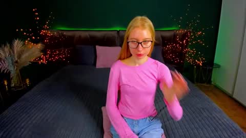 Snapshot of alina__blonde chatting on October 2025 05:38:01 AM Alina online show from October 2025 05:38:01 AM