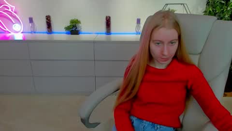 Snapshot of alina__blonde chatting on November 2025 06:37:02 AM Alina online show from November 2025 06:37:02 AM