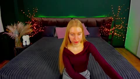 Snapshot of alina__blonde chatting on November 2025 07:09:02 AM Alina online show from November 2025 07:09:02 AM