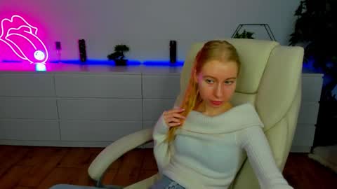 Snapshot of alina__blonde chatting on November 2025 06:56:02 AM Alina online show from November 2025 06:56:02 AM