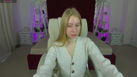 Snapshot of alina__blonde chatting on April 2026 05:41:02 AM Alina online show from April 2026 05:41:02 AM