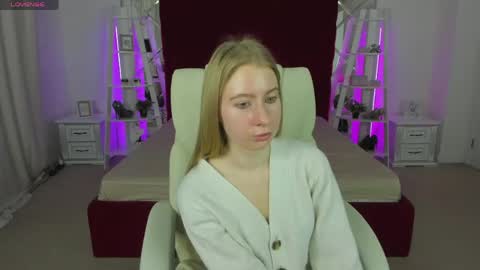 Snapshot of alina__blonde chatting on April 2026 01:02:02 PM Alina online show from April 2026 01:02:02 PM