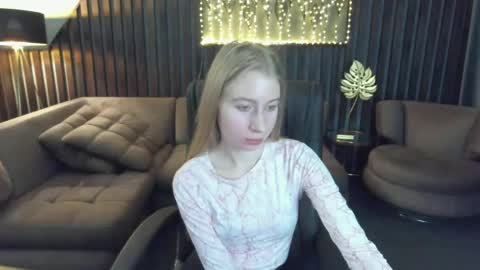 Snapshot of alina__blonde chatting on April 2026 06:20:01 AM Alina online show from April 2026 06:20:01 AM