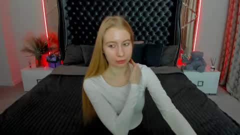 Snapshot of alina__blonde chatting on May 2026 05:45:01 AM Alina online show from May 2026 05:45:01 AM