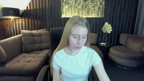 Snapshot of alina__blonde chatting on May 2026 05:34:02 AM Alina online show from May 2026 05:34:02 AM