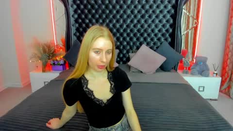 Snapshot of alina__blonde chatting on May 2026 06:22:01 AM Alina online show from May 2026 06:22:01 AM