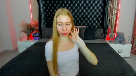Snapshot of alina__blonde chatting on May 2026 06:10:02 AM Alina online show from May 2026 06:10:02 AM