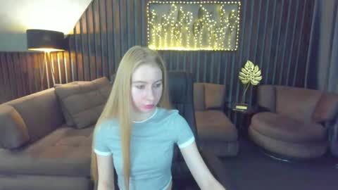 Snapshot of alina__blonde chatting on May 2026 05:45:02 AM Alina online show from May 2026 05:45:02 AM