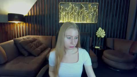 Snapshot of alina__blonde chatting on June 2026 05:41:01 AM Alina online show from June 2026 05:41:01 AM
