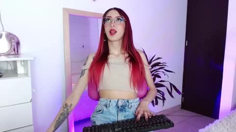 alissesallie_ online show from January 2025 11:56:01 PM