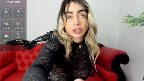 Alisson Domit  online show from December 2024 05:07:02 PM