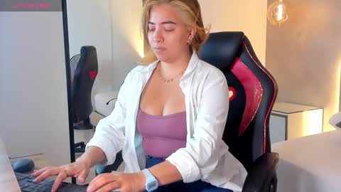 ALMA FENIX  online show from November 2025 12:38:01 PM