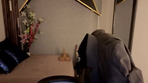 Snapshot of almma_ chatting on December 2025 01:39:01 PM ALMMA online show from December 2025 01:39:01 PM