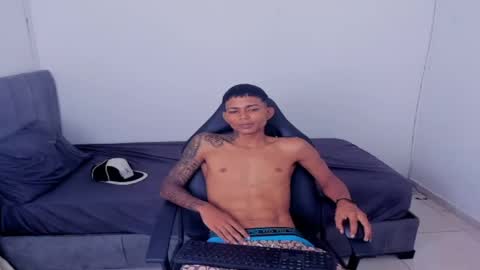 Snapshot of alphas_latins chatting on April 2026 11:00:02 PM alphas_latins online show from April 2026 11:00:02 PM