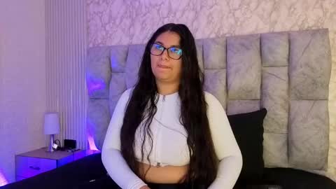 AMELIA CASTELL  online show from April 2026 12:19:02 PM