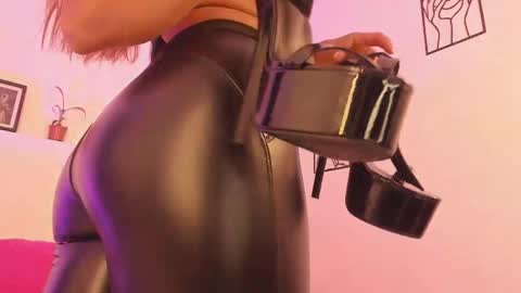 Snapshot of amisi_ari chatting on March 2025 06:05:02 PM hi guys im ariani ill be off till december 1st for vacation if u want u can add me on snapchat by bio and talk or play there online show from March 2025 06:05:02 PM