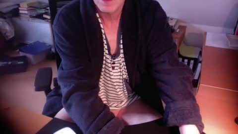 Snapshot of amor2200 chatting on October 2025 09:07:02 AM Amor2200 online show from October 2025 09:07:02 AM