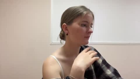 Snapshot of amorelle_ chatting on April 2026 09:12:02 PM amorelle_ online show from April 2026 09:12:02 PM